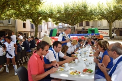 briatexte-le-repas-sur-la-place-1