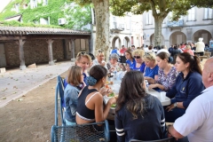 briatexte-le-repas-sur-la-place